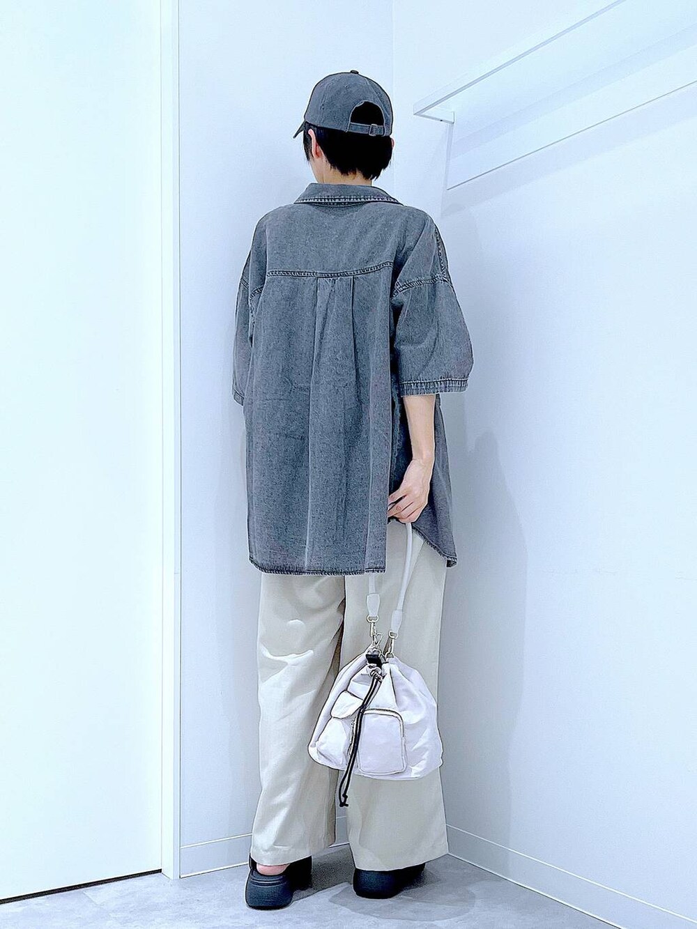 ブラック系のサンダル、グレー系のショルダーバッグ、ブラック系のシャツ/ブラウスを着用したレディースの夏コーディネートの5枚目の写真