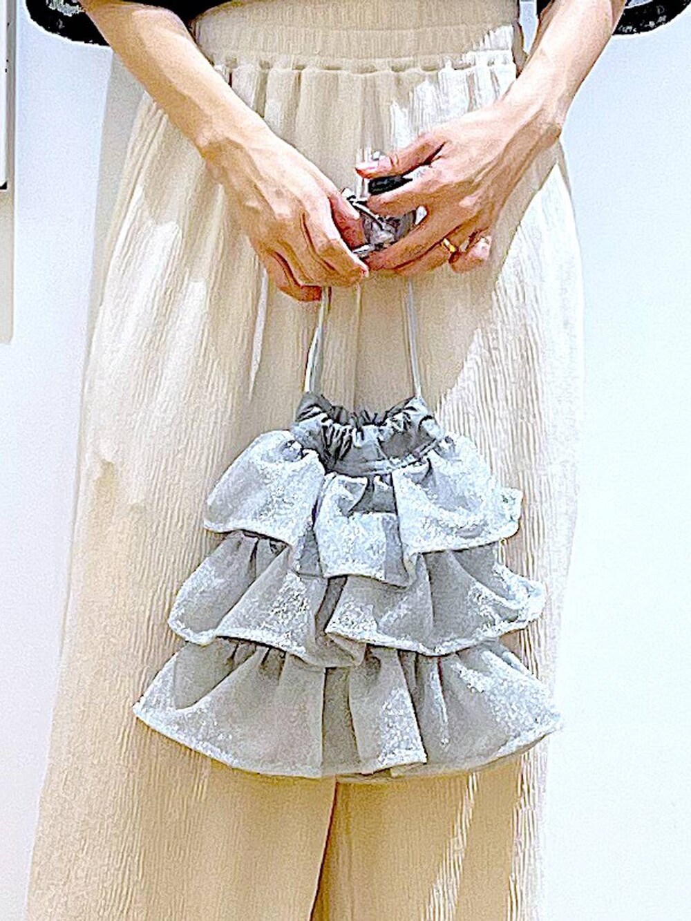 シルバー系のショルダーバッグ、ブラック系のサンダル、ブラック系のシャツ/ブラウスを着用したレディースの夏コーディネートの9枚目の写真