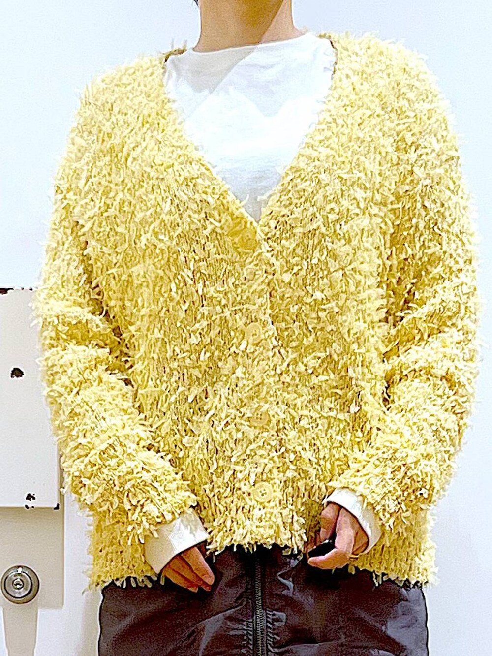 シルバー系のショルダーバッグ、グレー系のスカート、ホワイト系のスニーカーを着用したレディースの春コーディネートの7枚目の写真