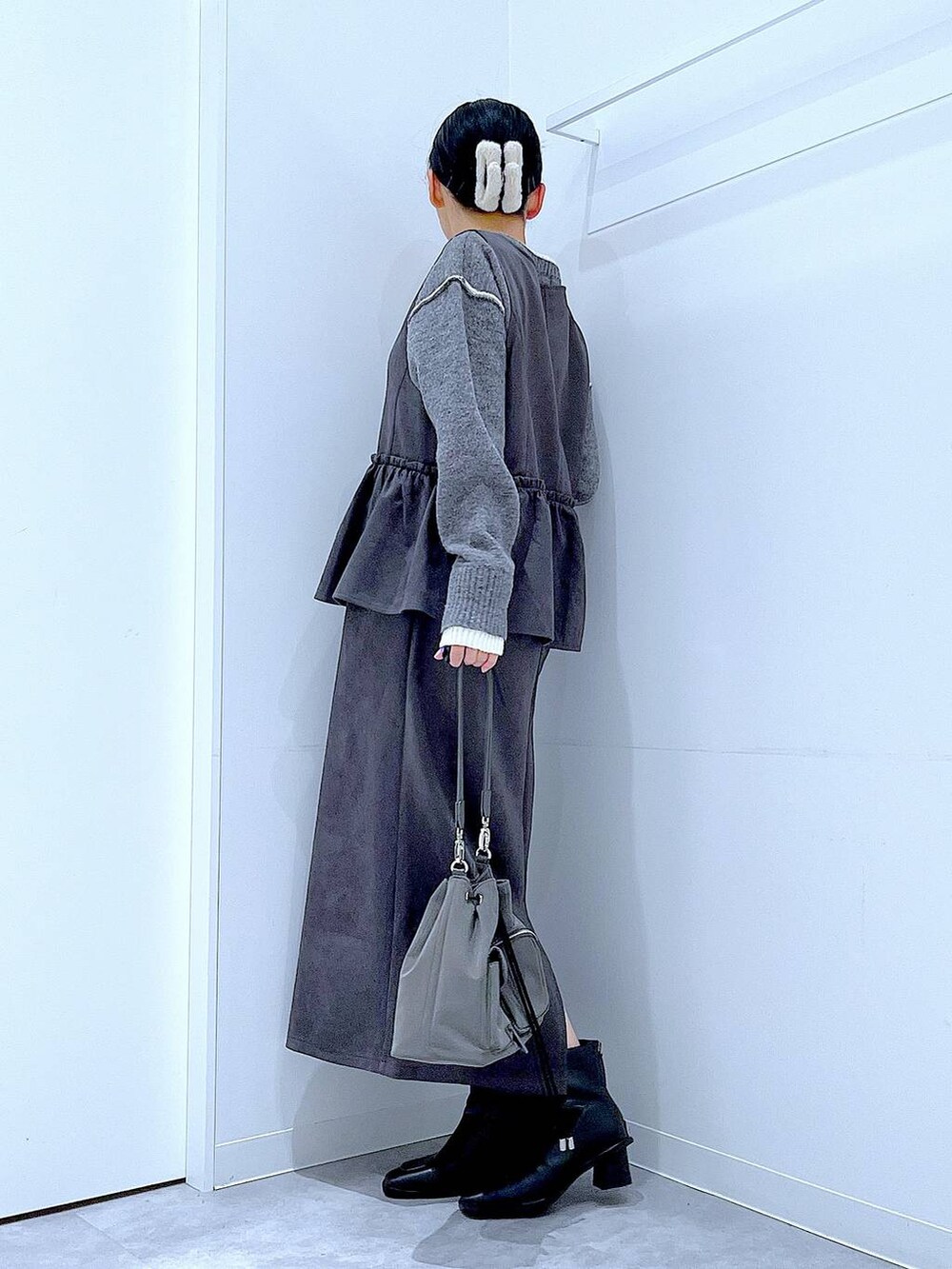 ブラック系のブーツ、グレー系のワンピース、グレー系のニット/セーターを着用したレディースの冬コーディネートの3枚目の写真