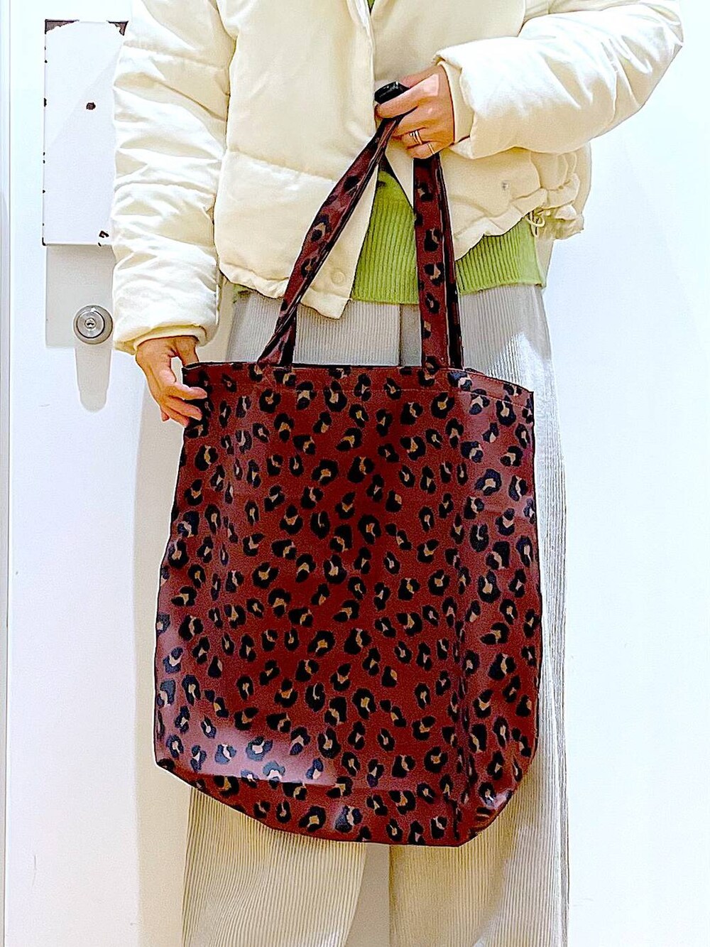 「リラックス、若見え、ゆったり、休日コーデ、骨格ウェーブ、LAKOLE、アウター、冬コーデ、カジュアル、ニット、楽ちんコーデ、差し色コーデ、メガネ、トートバッグ、ブーツ」｜「LAKOLEの12Gカシミヤタッチハリヌキストレートパンツ / 963510（その他パンツ、グレー系）」を使った、あおき@LAKOLE海老名さん（レディース・156cm）の冬コーディネートの9枚目の写真