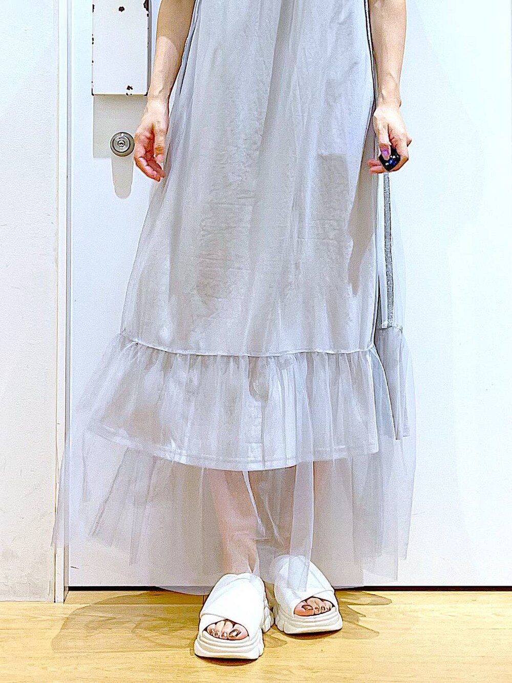 ホワイト系のサンダル、グレー系のTシャツ/カットソー、ホワイト系のショルダーバッグを着用したレディースの夏コーディネートの8枚目の写真