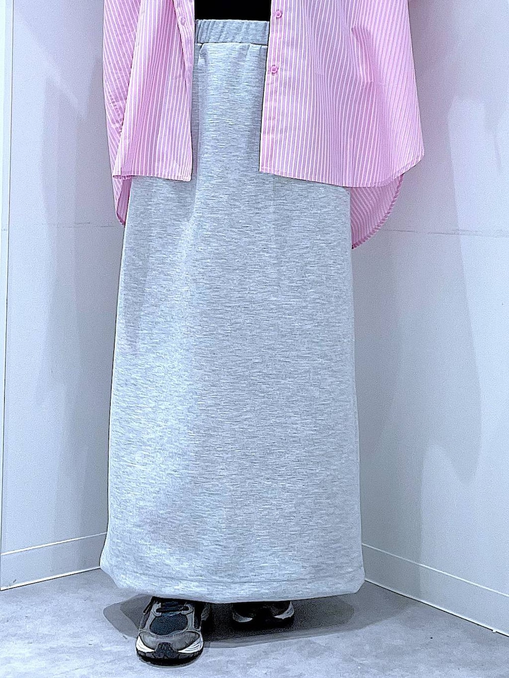 ホワイト系のショルダーバッグ、ブラック系のTシャツ/カットソー、グレー系のスカートを着用したレディースの春コーディネートの8枚目の写真