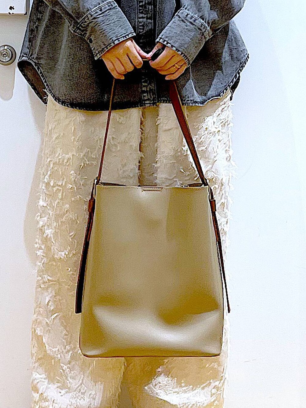 シルバー系のローファー、グレー系のシャツ/ブラウス、ベージュ系のショルダーバッグを着用したレディースの春コーディネートの9枚目の写真