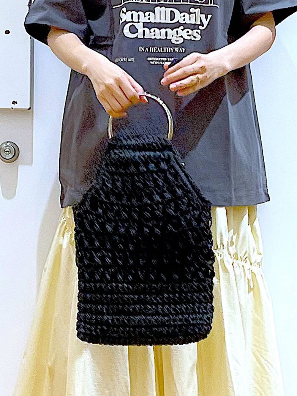 ブラック系のパンプス、グレー系のTシャツ/カットソー、ブラック系のハンドバッグを着用したレディースの春コーディネートの9枚目の写真