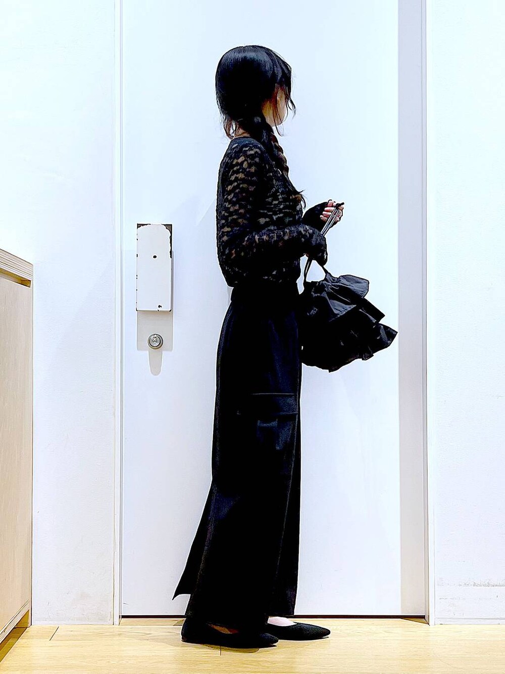 ブラック系のショルダーバッグ、ブラック系のパンプス、ブラック系のスカートを着用したレディースの春コーディネートの4枚目の写真