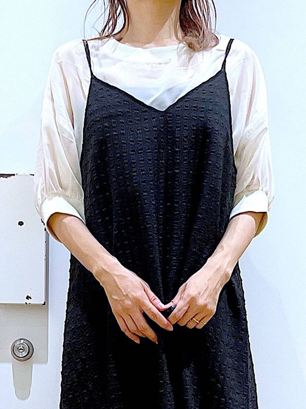 ブラック系のワンピース、ホワイト系のショルダーバッグ、ブラック系のサンダルを着用したレディースの夏コーディネートの7枚目の写真