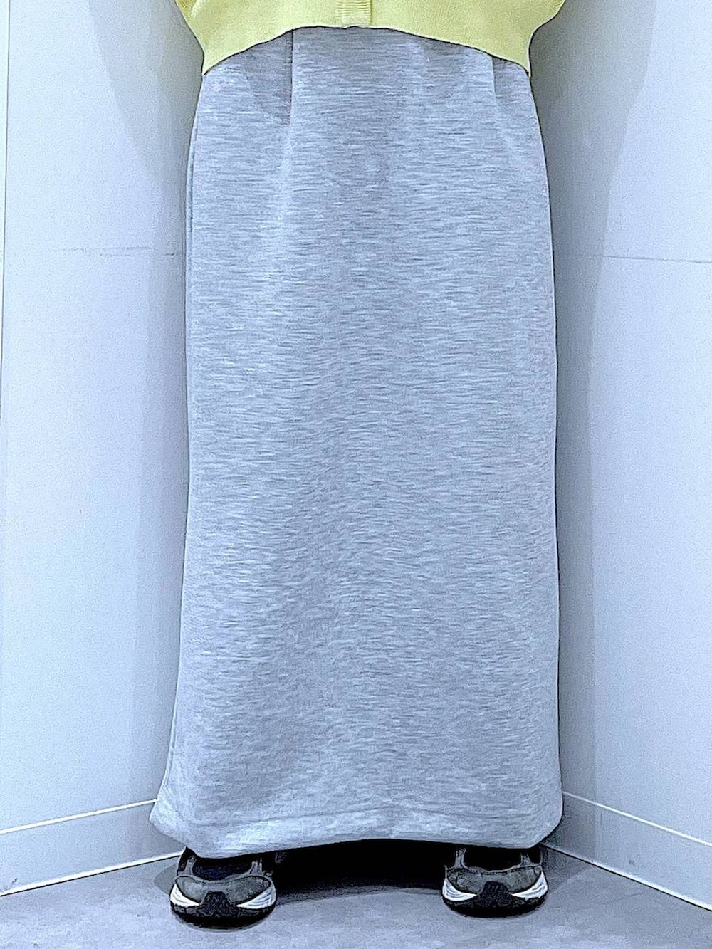 ベージュ系のショルダーバッグ、グレー系のスカート、イエロー系のカーディガン/ボレロを着用したレディースの春コーディネートの8枚目の写真