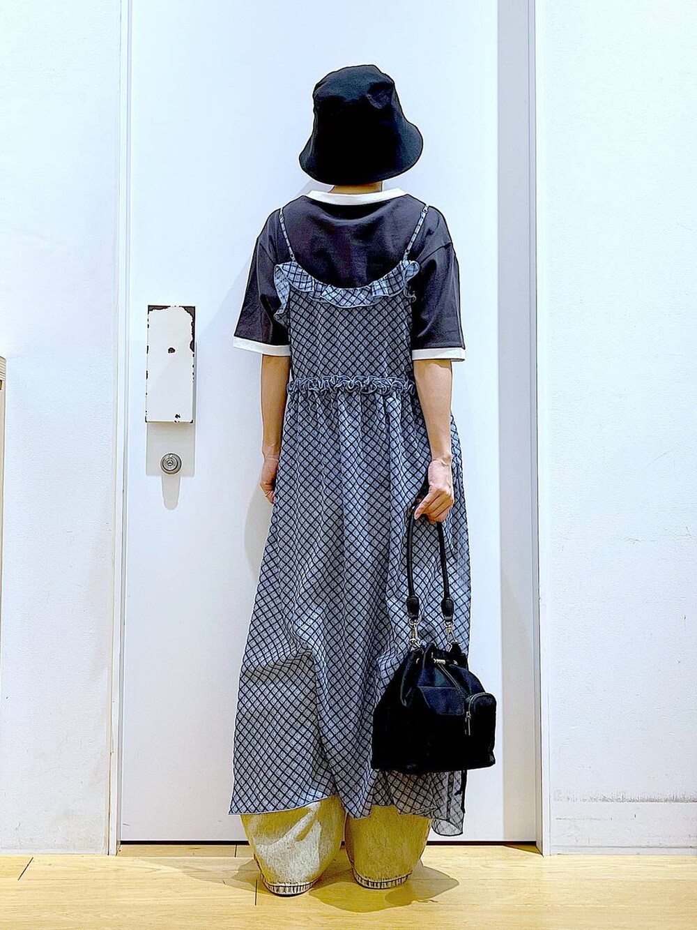 ベージュ系のデニムパンツ、シルバー系のパンプス、ブルー系のワンピースを着用したレディースの夏コーディネートの5枚目の写真