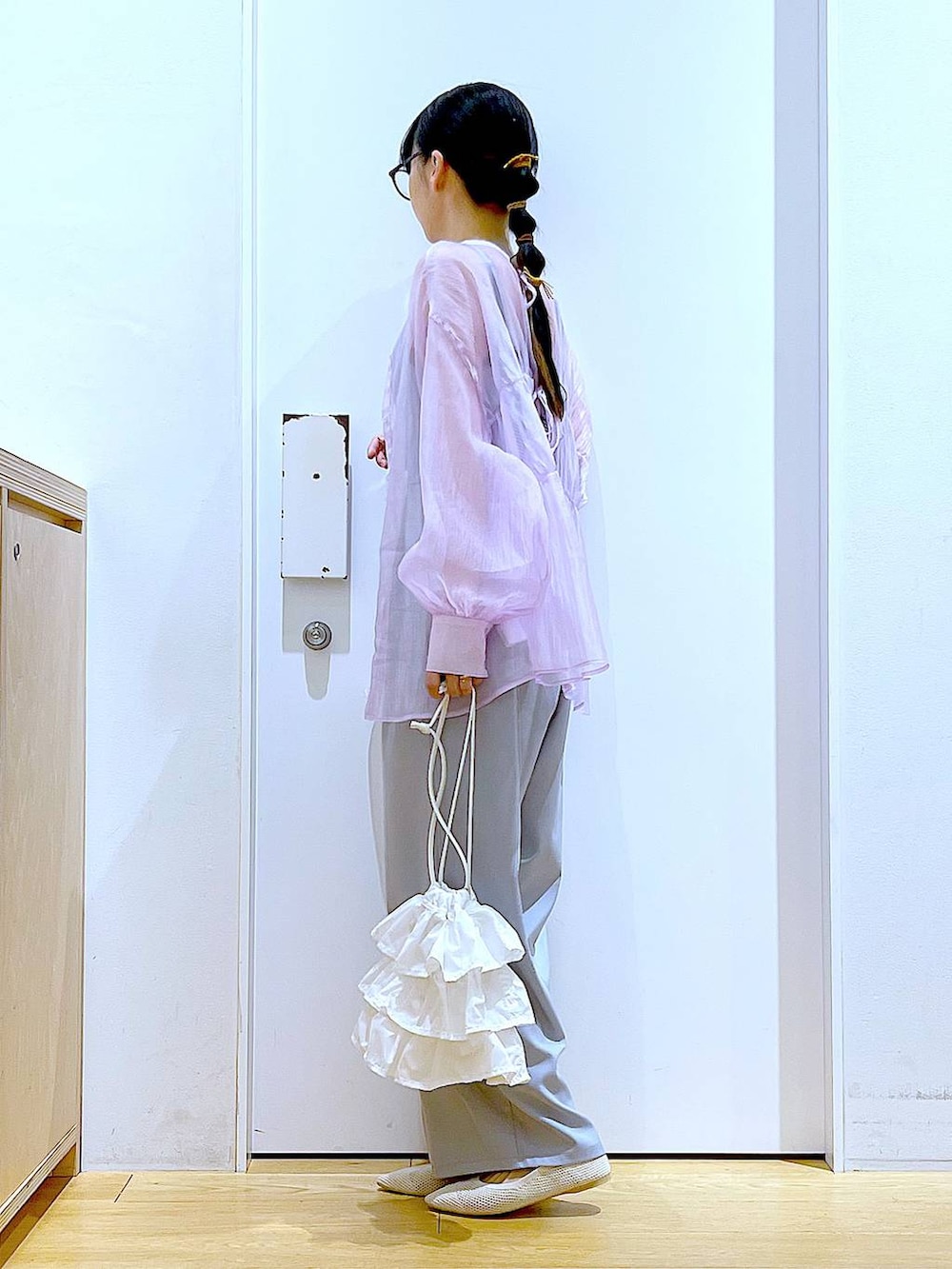 ホワイト系のショルダーバッグ、ホワイト系のキャミソール、ホワイト系のパンプスを着用したレディースの春コーディネートの3枚目の写真