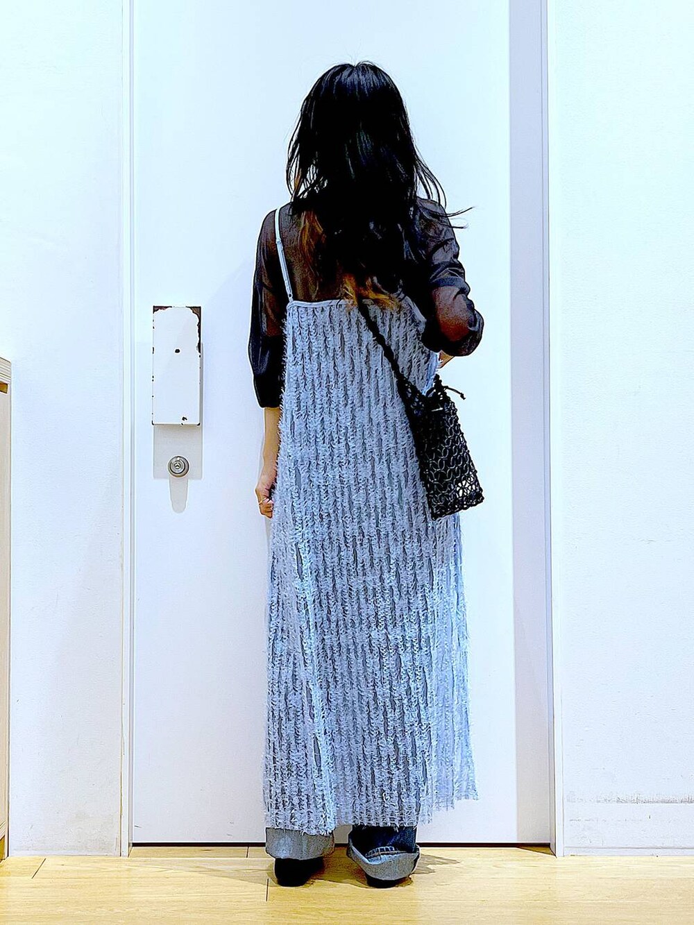 グレー系のニット/セーター、ブルー系のワンピース、ブラック系のパンプスを着用したレディースの春コーディネートの5枚目の写真