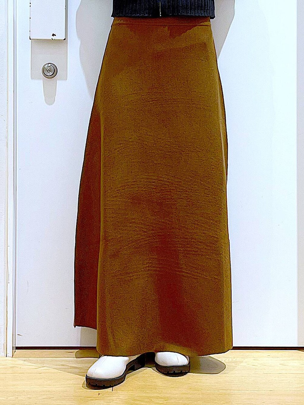 ブラック系のカーディガン/ボレロ、ブラウン系のスカート、ベージュ系のブーツを着用したレディースの冬コーディネートの8枚目の写真