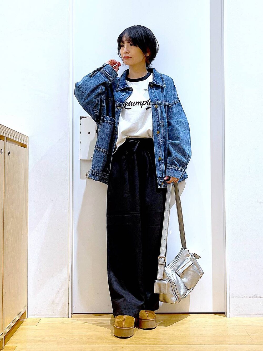 ベージュ系のスリッポン、ブルー系のデニムジャケット、ホワイト系のTシャツ/カットソーを着用したレディースの秋コーディネートの2枚目の写真