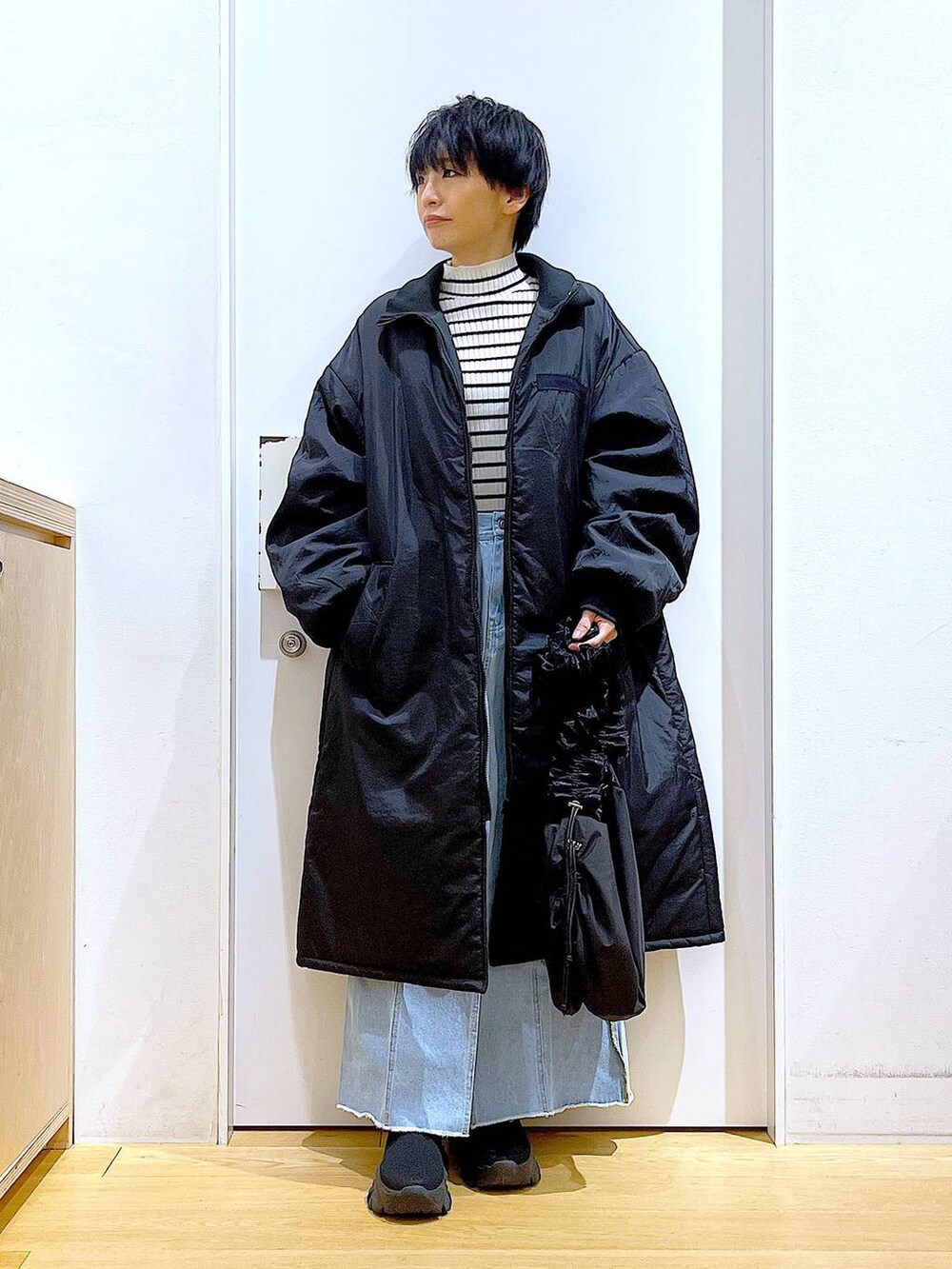 「リラックス、若見え、ゆったり、休日コーデ、骨格ウェーブ、LAKOLE、コート、冬コーデ、冬アウター、カジュアル、スカート、ニット、ボーダー、ショルダーバッグ、ブーツ」｜「LAKOLEの12ゲージリブモックネックプルオーバー / 116703（ニット/セーター、その他）」を使った、あおき@LAKOLE海老名さん（レディース・156cm）の冬コーディネートの2枚目の写真