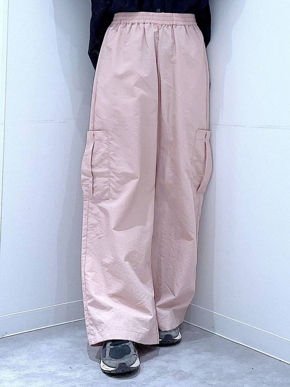 ブラック系のシャツ/ブラウス、ホワイト系のショルダーバッグ、ピンク系のカーゴパンツを着用したレディースの春コーディネートの8枚目の写真