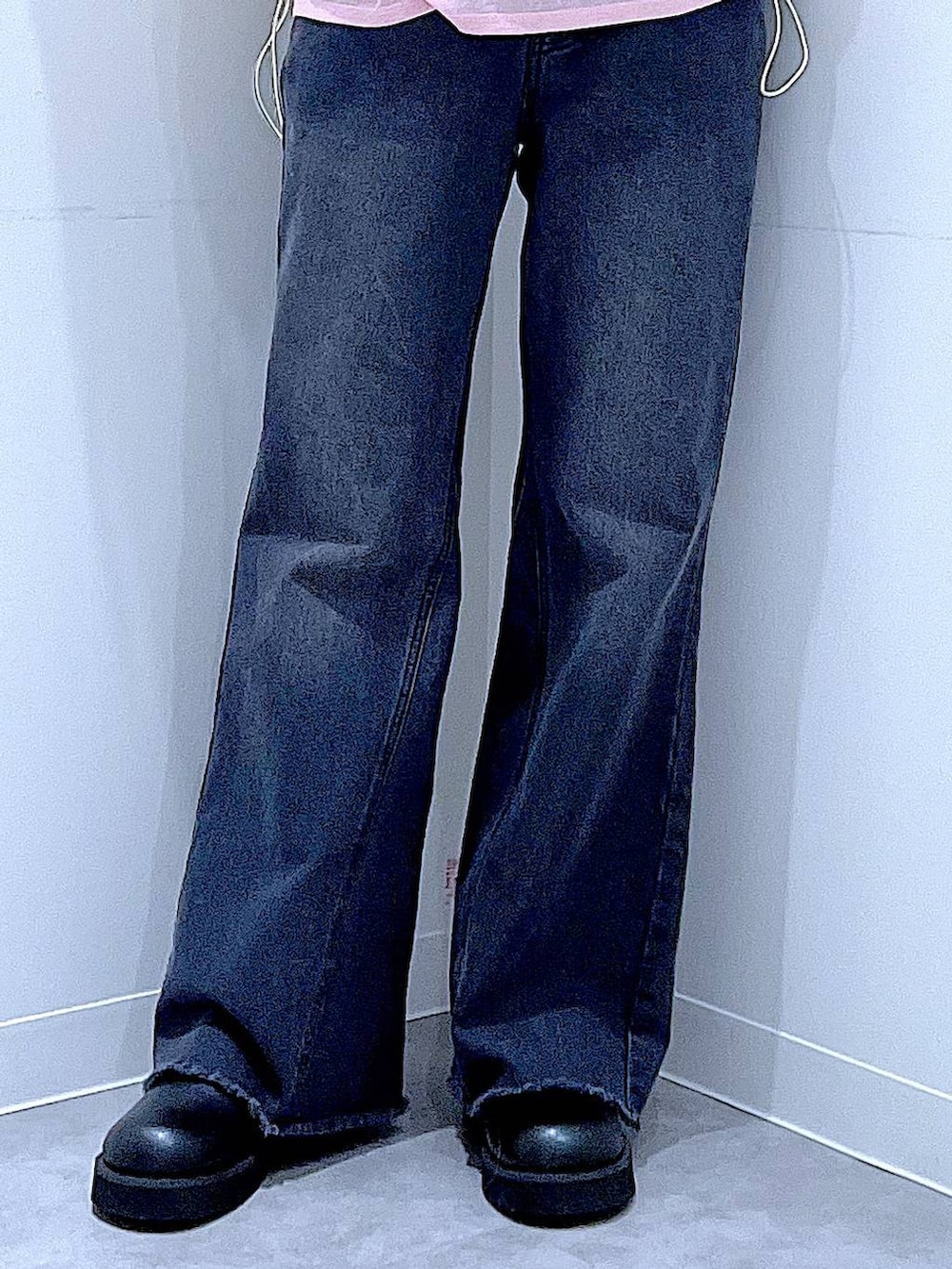 ピンク系のTシャツ/カットソー、ブラック系のデニムパンツ、ホワイト系のショルダーバッグを着用したレディースの春コーディネートの8枚目の写真