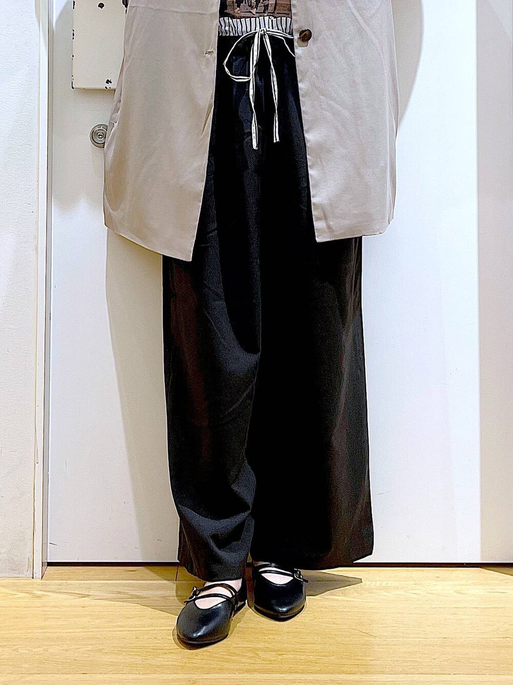 ベージュ系のショルダーバッグ、ブラック系のパンプス、ベージュ系のベストを着用したレディースの秋コーディネートの8枚目の写真