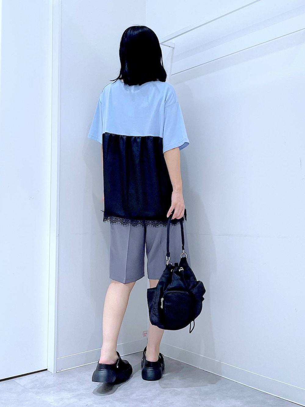 ブルー系のTシャツ/カットソー、ブラック系のハンドバッグ、ブラック系のその他シューズを着用したレディースの秋コーディネートの5枚目の写真