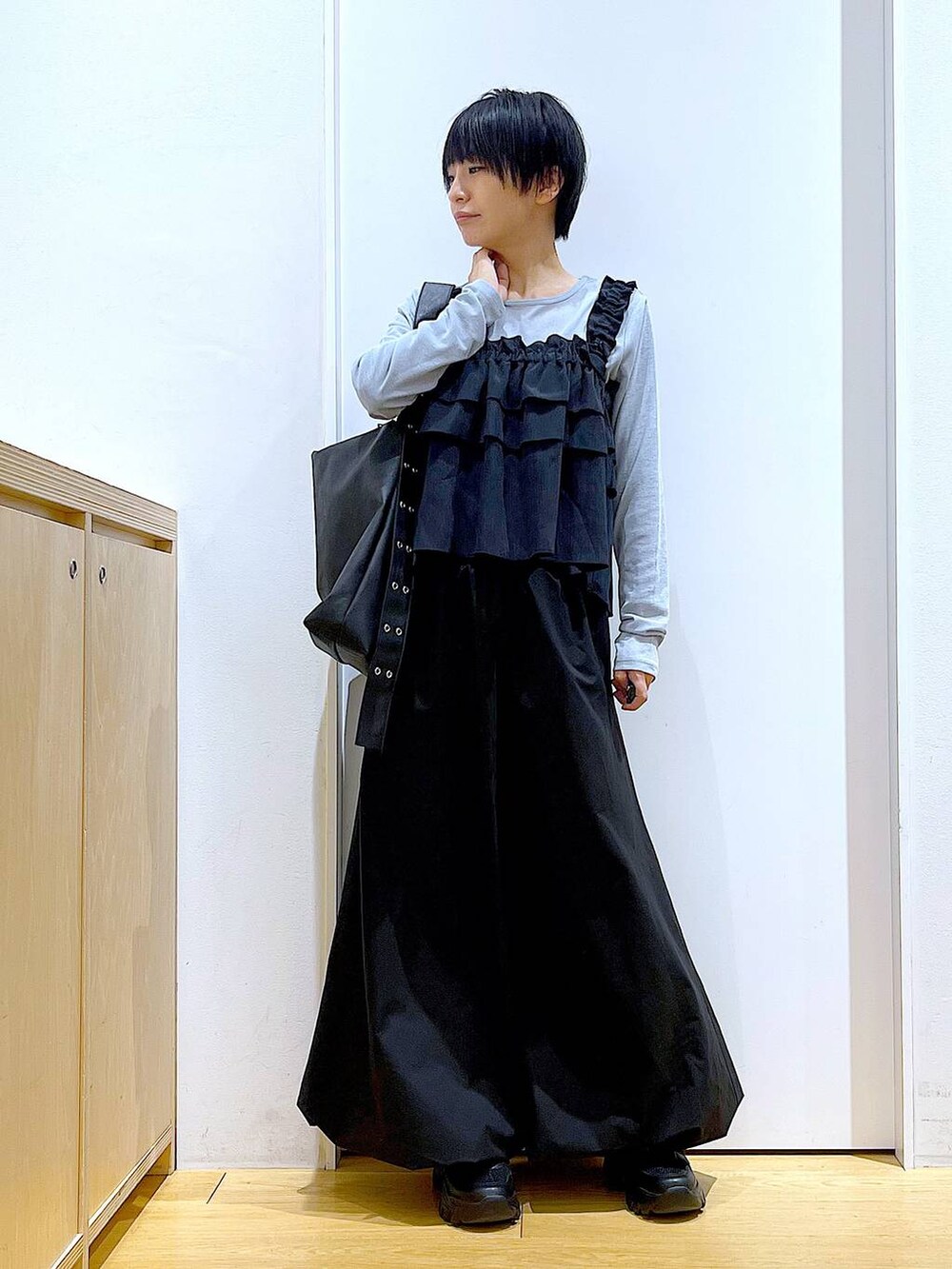 ブラック系のスニーカー、ブルー系のTシャツ/カットソー、ブラック系のその他トップスを着用したレディースの春コーディネートの2枚目の写真