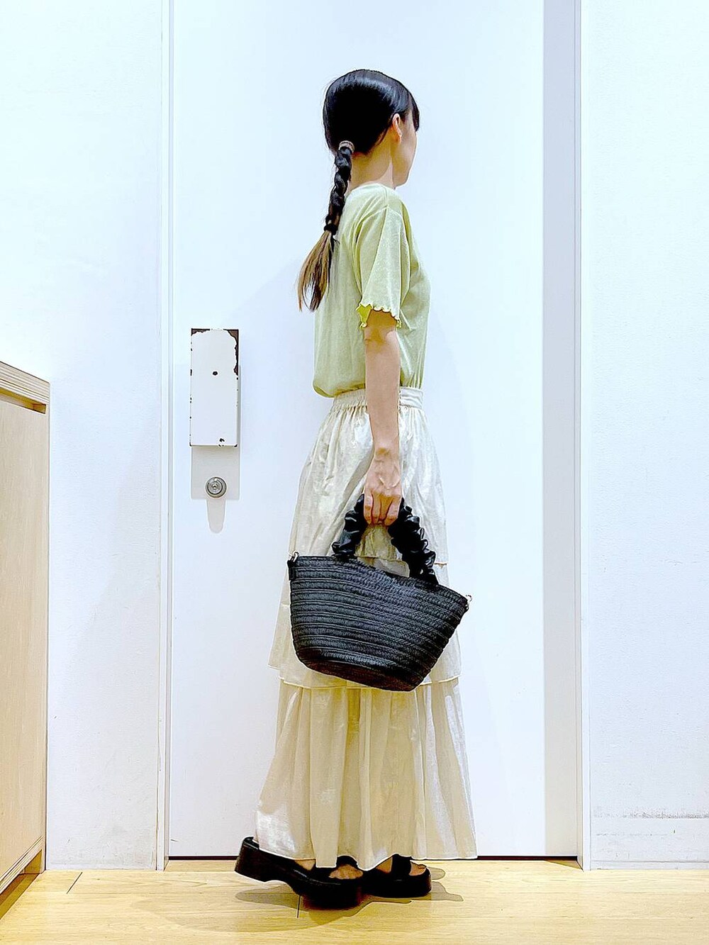 ブラック系のサンダル、ブラック系のショルダーバッグ、グリーン系のTシャツ/カットソーを着用したレディースの夏コーディネートの4枚目の写真