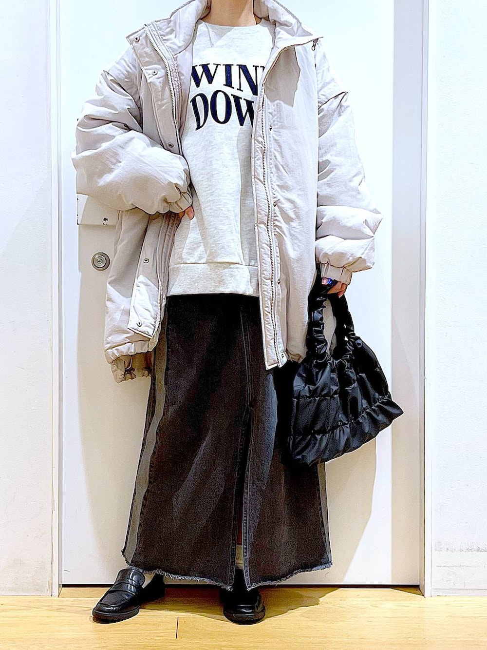 ブラック系のローファー、グレー系のその他アウター、ブラック系のショルダーバッグを着用したレディースの冬コーディネートの6枚目の写真