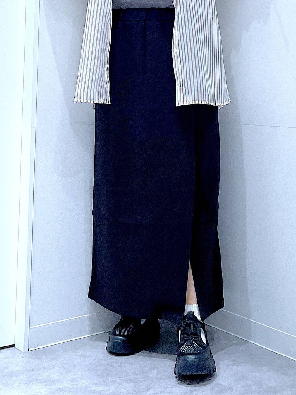 ホワイト系のショルダーバッグ、グレー系のTシャツ/カットソー、ホワイト系のシャツ/ブラウスを着用したレディースの夏コーディネートの8枚目の写真