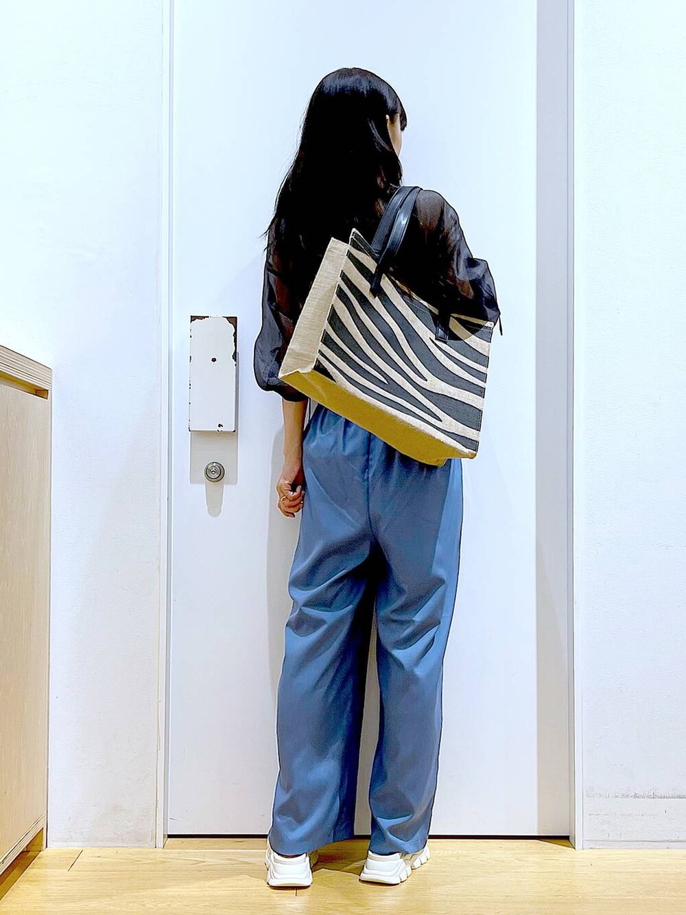 ホワイト系のサンダル、その他のトートバッグ、ブルー系のその他パンツを着用したレディースの夏コーディネートの5枚目の写真
