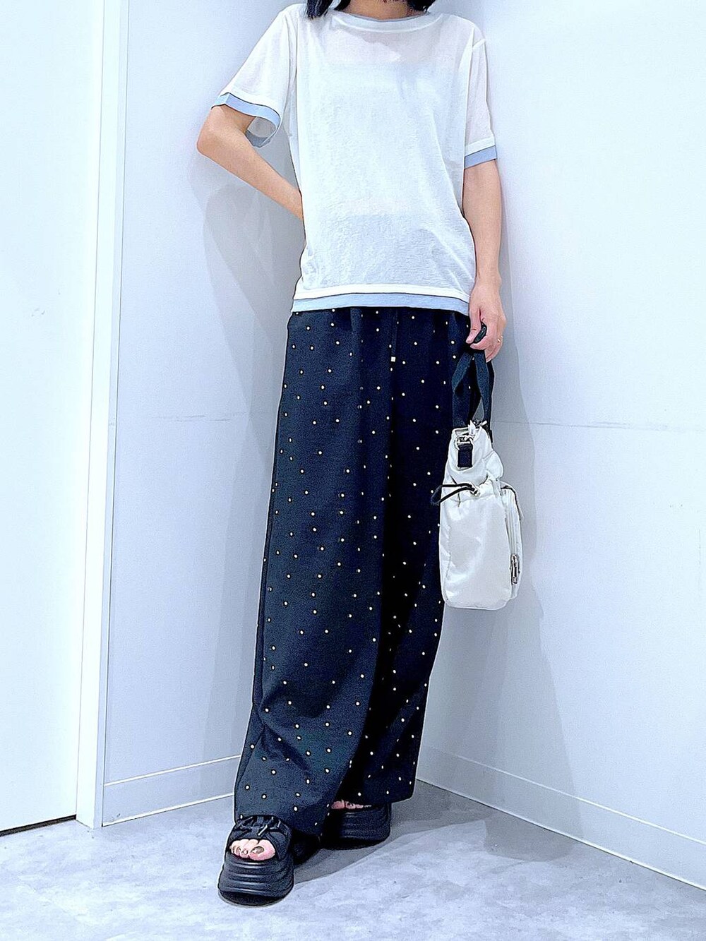 その他のその他パンツ、ホワイト系のトートバッグ、ホワイト系のTシャツ/カットソーを着用したレディースの夏コーディネートの6枚目の写真