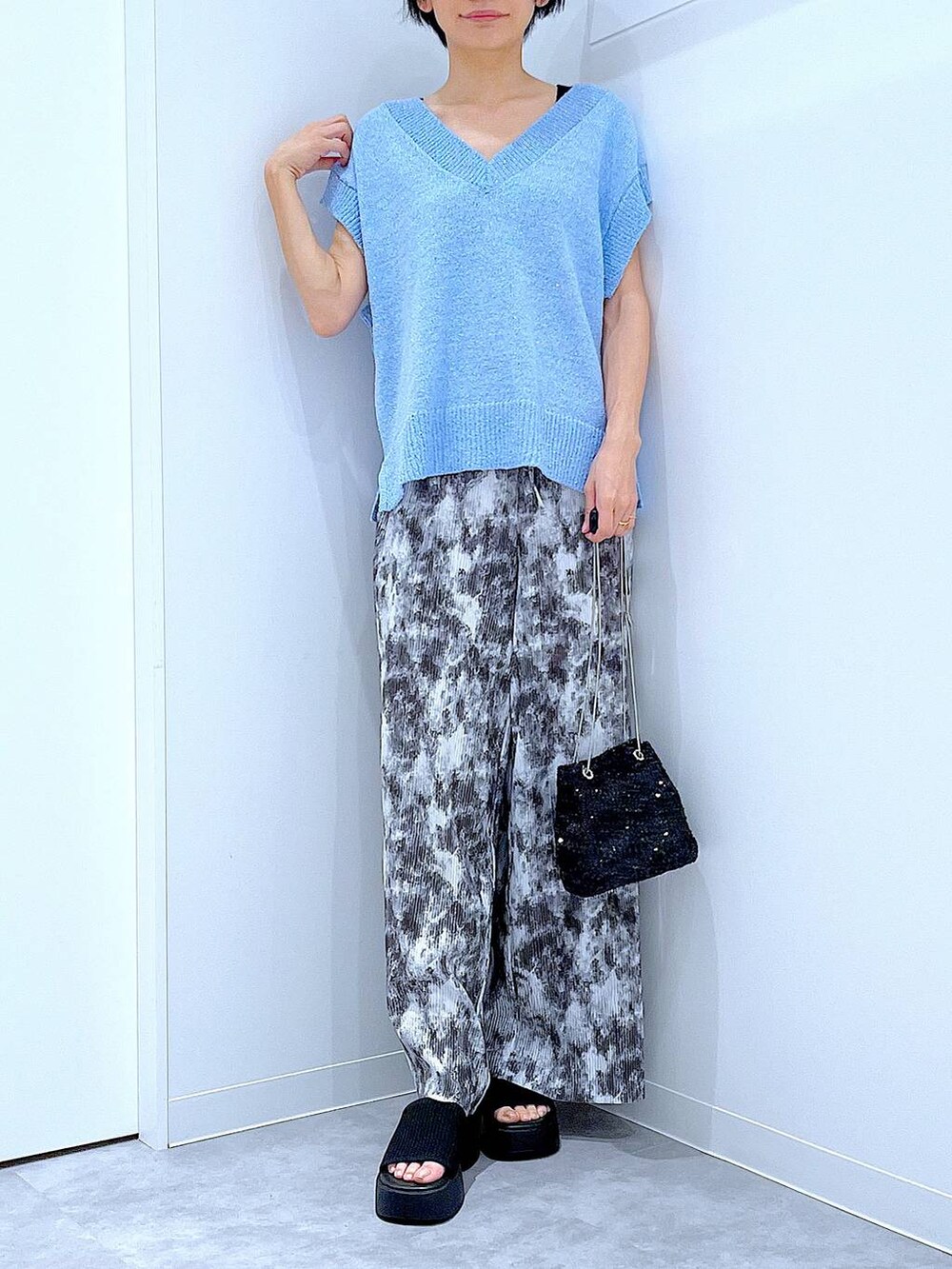 ブラック系のサンダル、ブラック系のショルダーバッグ、グレー系のその他パンツを着用したレディースの夏コーディネートの6枚目の写真