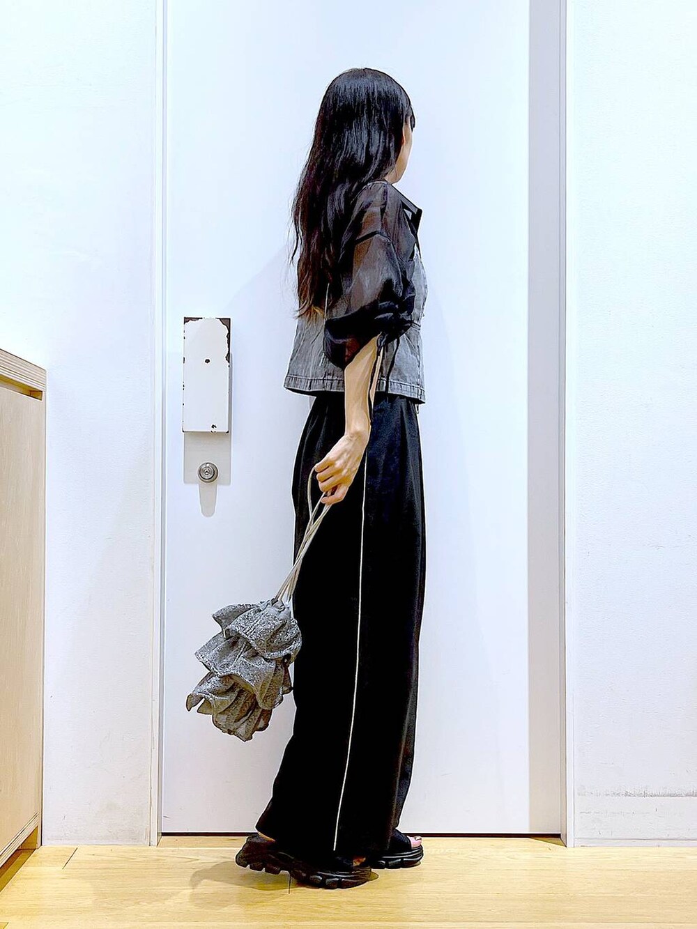 シルバー系のショルダーバッグ、ブラック系のサンダル、ブラック系のその他パンツを着用したレディースの夏コーディネートの4枚目の写真