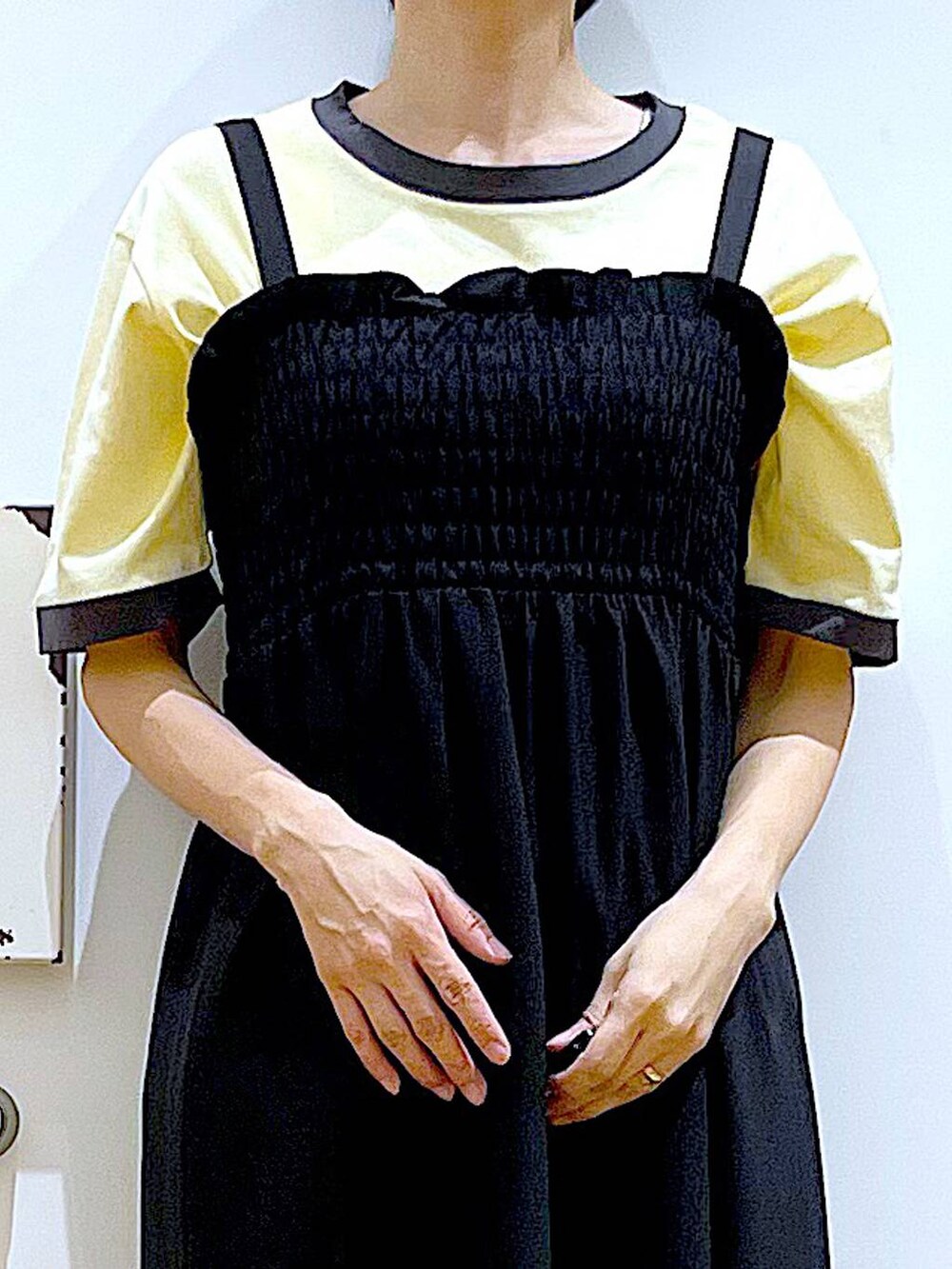 ブラック系のパンプス、ベージュ系のショルダーバッグ、ブラック系のワンピースを着用したレディースの夏コーディネートの7枚目の写真
