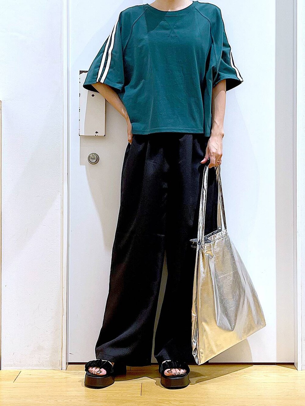 シルバー系のトートバッグ、ブラック系のサンダル、ブラック系のその他パンツを着用したレディースの夏コーディネートの6枚目の写真