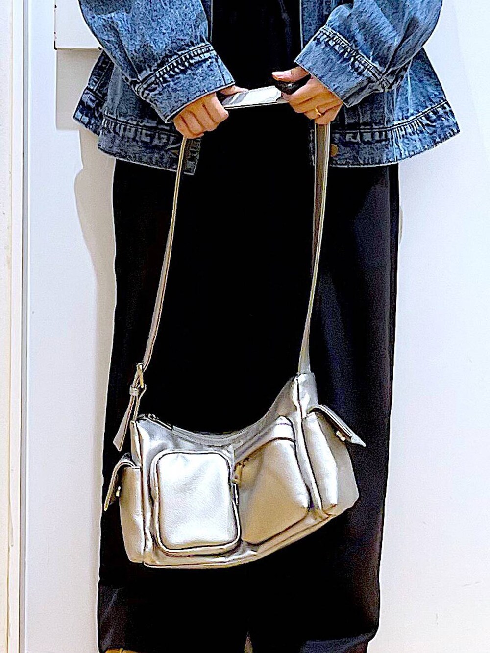 ベージュ系のスリッポン、ブルー系のデニムジャケット、ホワイト系のTシャツ/カットソーを着用したレディースの秋コーディネートの9枚目の写真