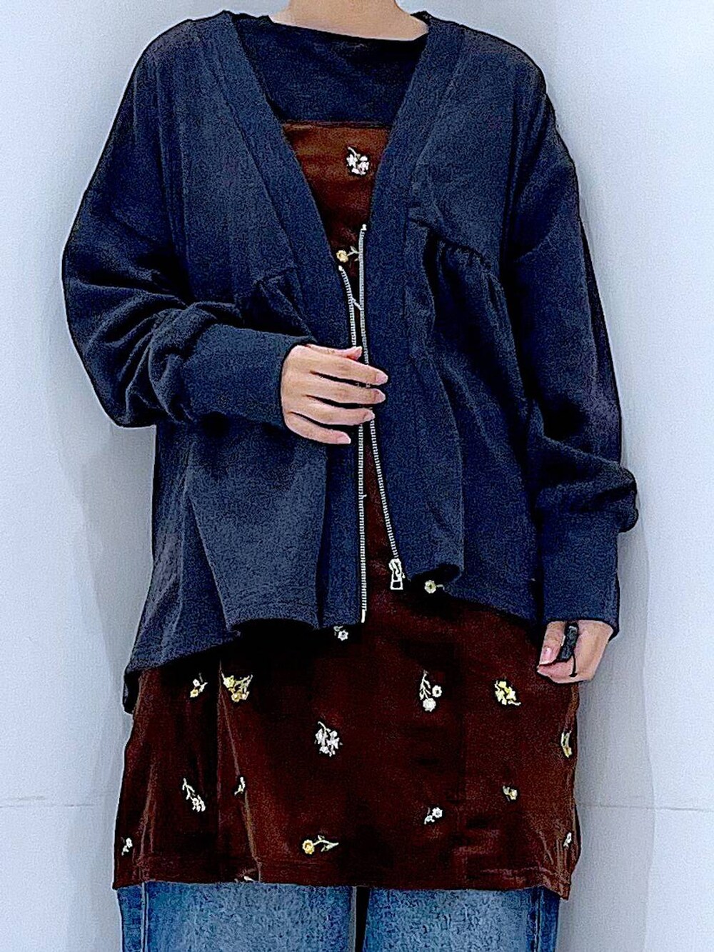 ブラック系のブーツ、グレー系のショルダーバッグ、ブルー系のデニムパンツを着用したレディースの秋コーディネートの7枚目の写真