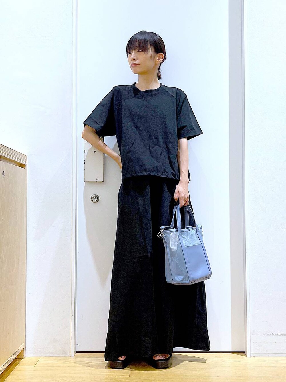 ブラック系のサンダル、ブラック系のTシャツ/カットソー、ブラック系のスカートを着用したレディースの夏コーディネートの2枚目の写真