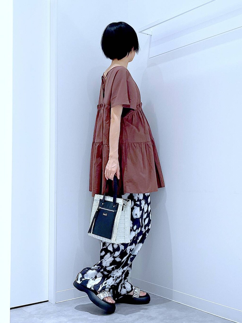 ホワイト系のショルダーバッグ、シルバー系のサンダル、ブラック系のその他パンツを着用したレディースの夏コーディネートの4枚目の写真