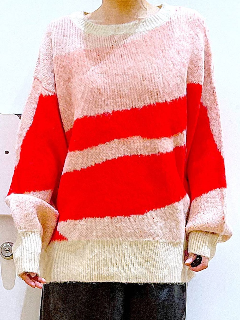 ベージュ系のブーツ、ブラック系のスカート、ブラック系のショルダーバッグを着用したレディースの冬コーディネートの7枚目の写真