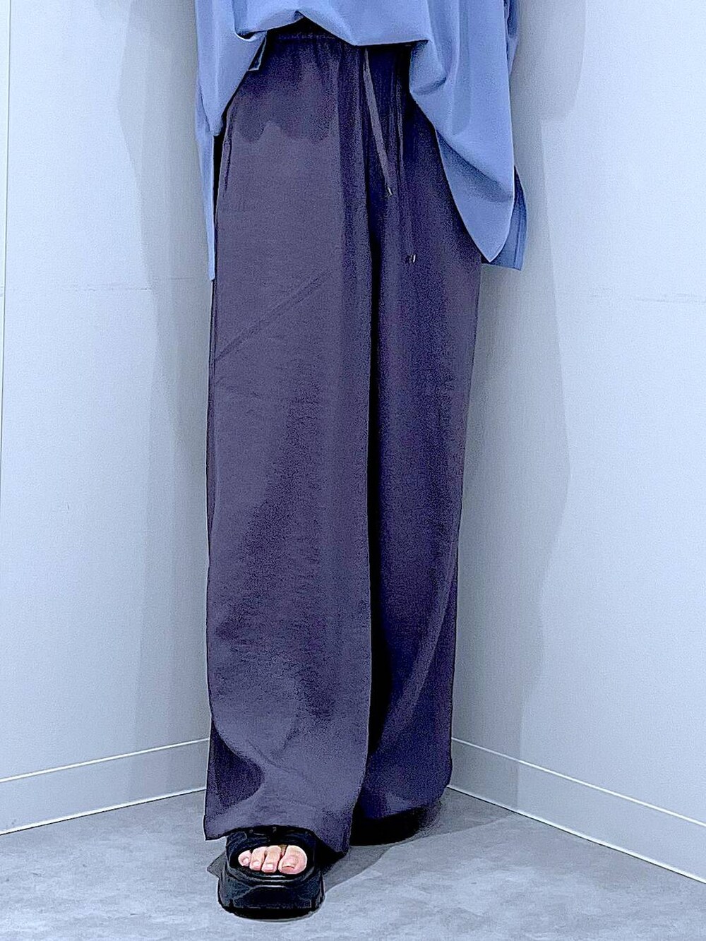 グレー系のその他パンツ、ブラック系のショルダーバッグ、ブルー系のTシャツ/カットソーを着用したレディースの夏コーディネートの8枚目の写真
