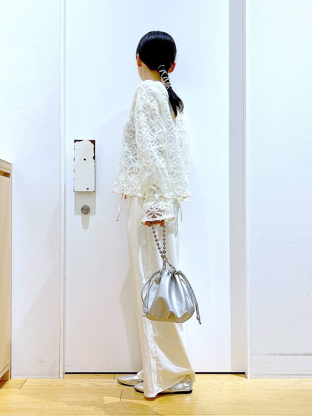 シルバー系のショルダーバッグ、ホワイト系のその他パンツ、シルバー系のパンプスを着用したレディースの秋コーディネートの3枚目の写真