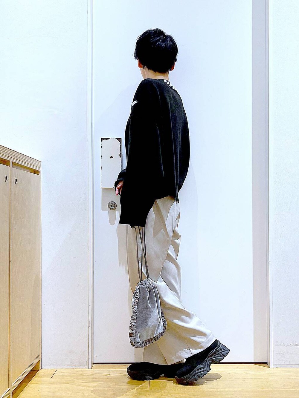 ブラック系のブーツ、グレー系のショルダーバッグ、ブラック系のニット/セーターを着用したレディースの冬コーディネートの3枚目の写真