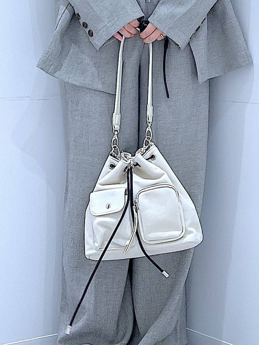 ホワイト系のショルダーバッグ、ベージュ系のローファー、ホワイト系のシャツ/ブラウスを着用したレディースの春コーディネートの9枚目の写真