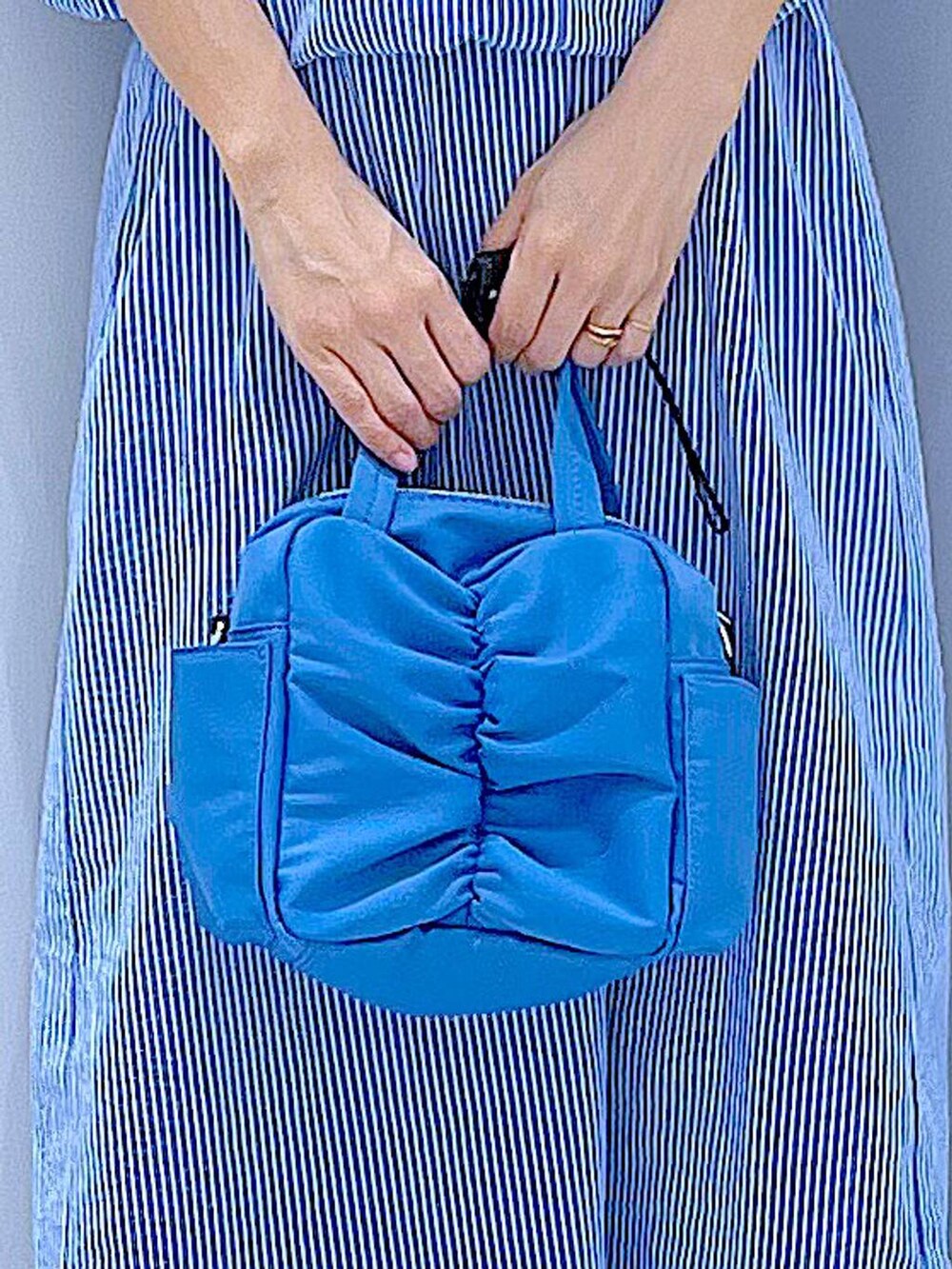 ブラック系のサンダル、ブルー系のワンピースを着用したレディースの夏コーディネートの9枚目の写真