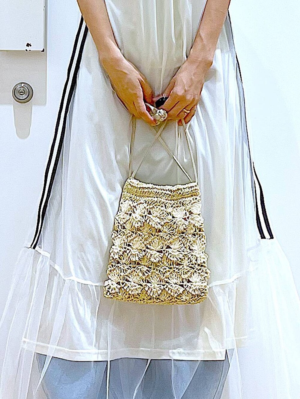 ホワイト系のサンダル、ホワイト系のワンピース、ベージュ系のショルダーバッグを着用したレディースの夏コーディネートの9枚目の写真