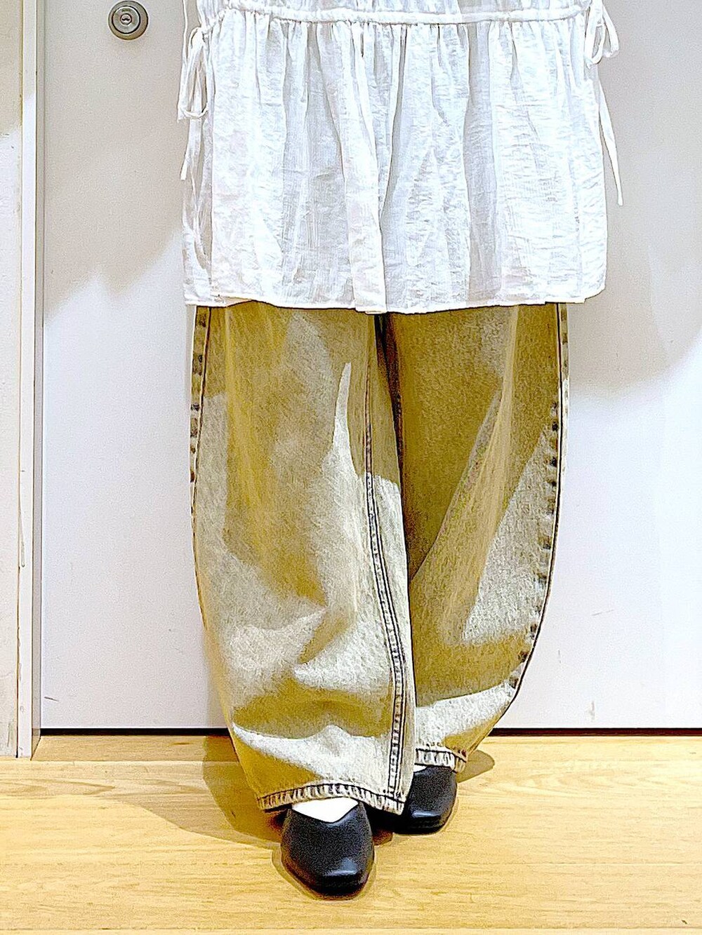 「リラックス、若見え、ゆったり、休日コーデ、骨格ウェーブ、LAKOLE、体型カバー、春コーデ、シンプルコーデ、デニムパンツ、カジュアルコーデ、パンプス、フラットシューズ、ショルダーバッグ、おでかけ」｜「LAKOLEのオーバーダイカーブデニム / 147147（デニムパンツ、ベージュ系）」を使った、あおき@LAKOLE海老名さん（レディース・156cm）の春コーディネートの8枚目の写真