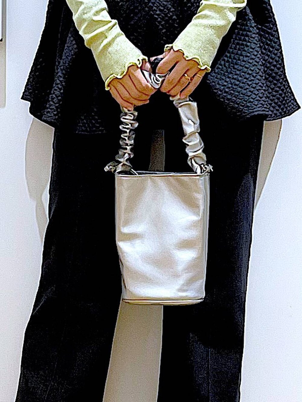 その他のショルダーバッグ、グレー系のデニムパンツ、グリーン系のTシャツ/カットソーを着用したレディースの春コーディネートの9枚目の写真