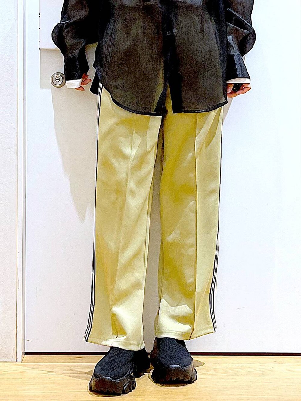 グリーン系のその他パンツ、ブラック系のスニーカー、ブラック系のショルダーバッグを着用したレディースの春コーディネートの8枚目の写真