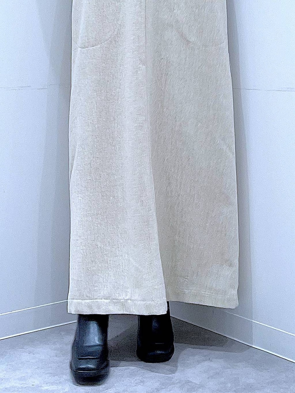 ブラック系のブーツ、ベージュ系のジャンパースカート、ブルー系のニット/セーターを着用したレディースの冬コーディネートの8枚目の写真