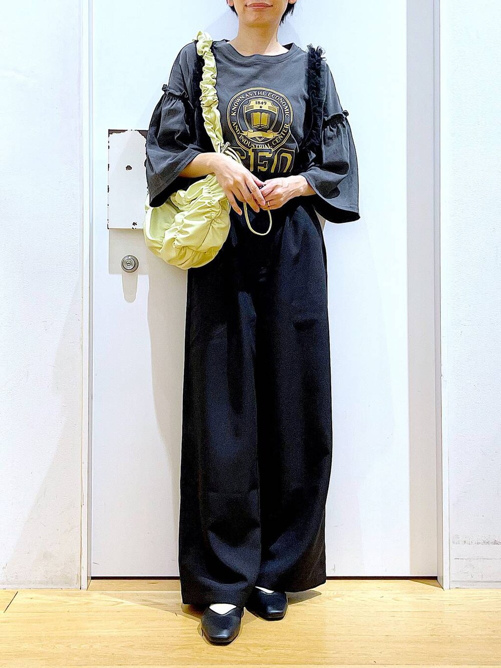 「LAKOLE、リラックス、若見え、ゆったり、休日コーデ、骨格ウェーブ、Tシャツ、サロペット、カジュアルコーデ、春コーデ、春夏コーデ、パンプス、フラットシューズ、おでかけ、ショルダーバッグ」｜「LAKOLEの【卒入式／オケージョンにも】スクエアギャザーフラットパンプス / 286480（パンプス、ブラック系）」を使った、あおき@LAKOLE海老名さん（レディース・156cm）の春コーディネートの6枚目の写真