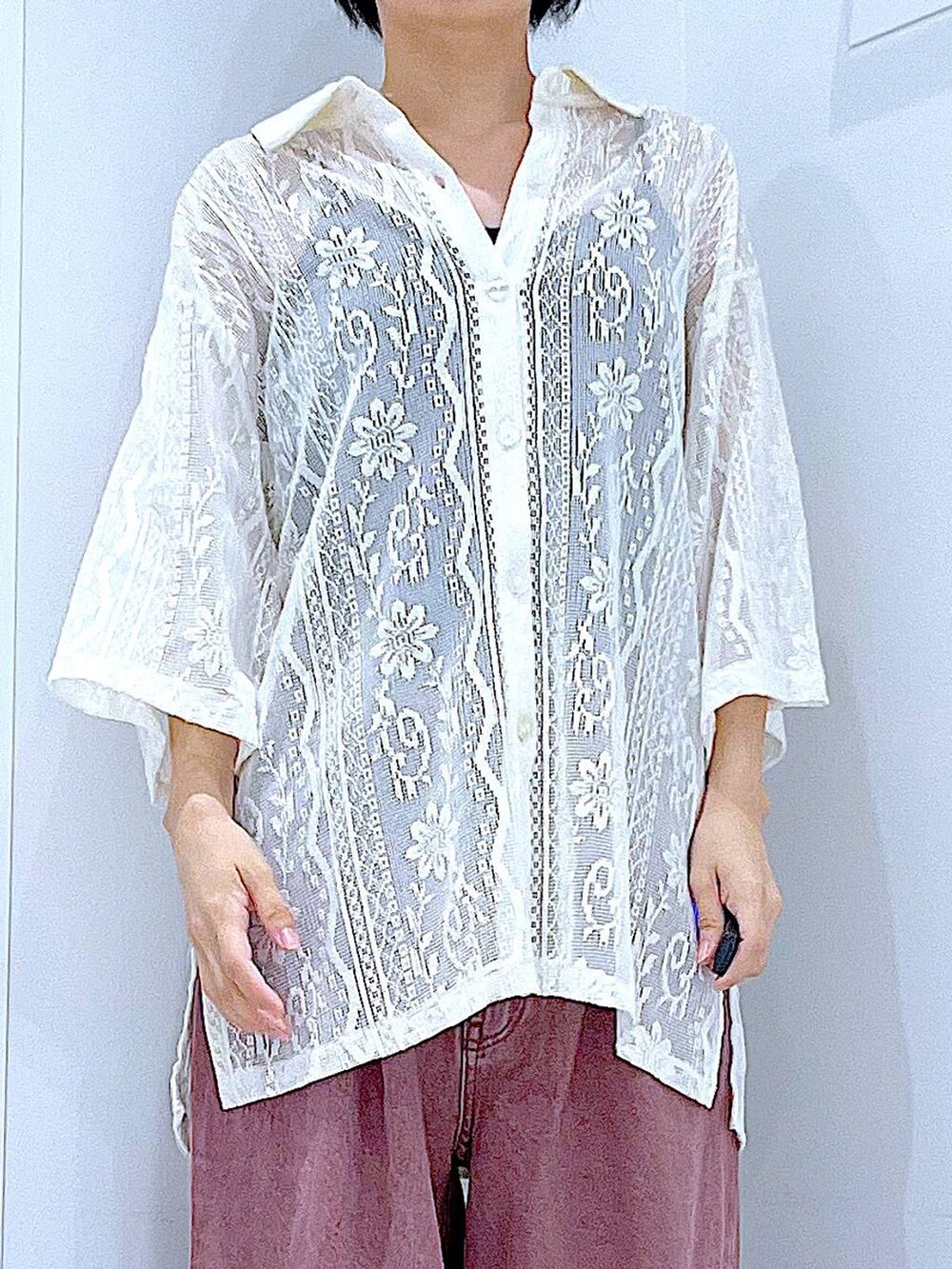 ブラック系のトートバッグ、ブラック系のサンダル、ホワイト系のシャツ/ブラウスを着用したレディースの夏コーディネートの7枚目の写真