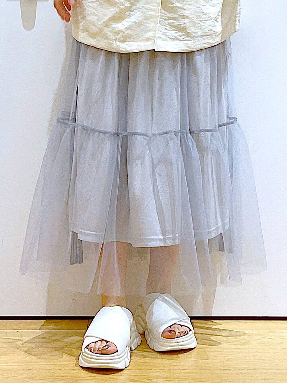 ホワイト系のサンダル、グレー系のショルダーバッグ、ホワイト系のニット/セーターを着用したレディースの夏コーディネートの8枚目の写真